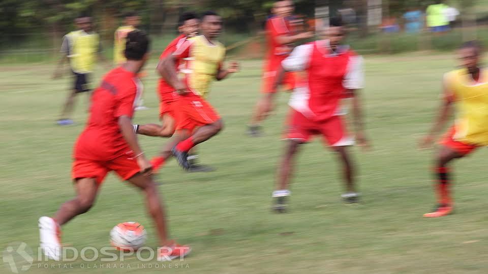 Para pemain Persipura Jayapura melakukan latihan jelang laga ujicoba melawan Persib Bandung tgl 8 Januari mendatang.